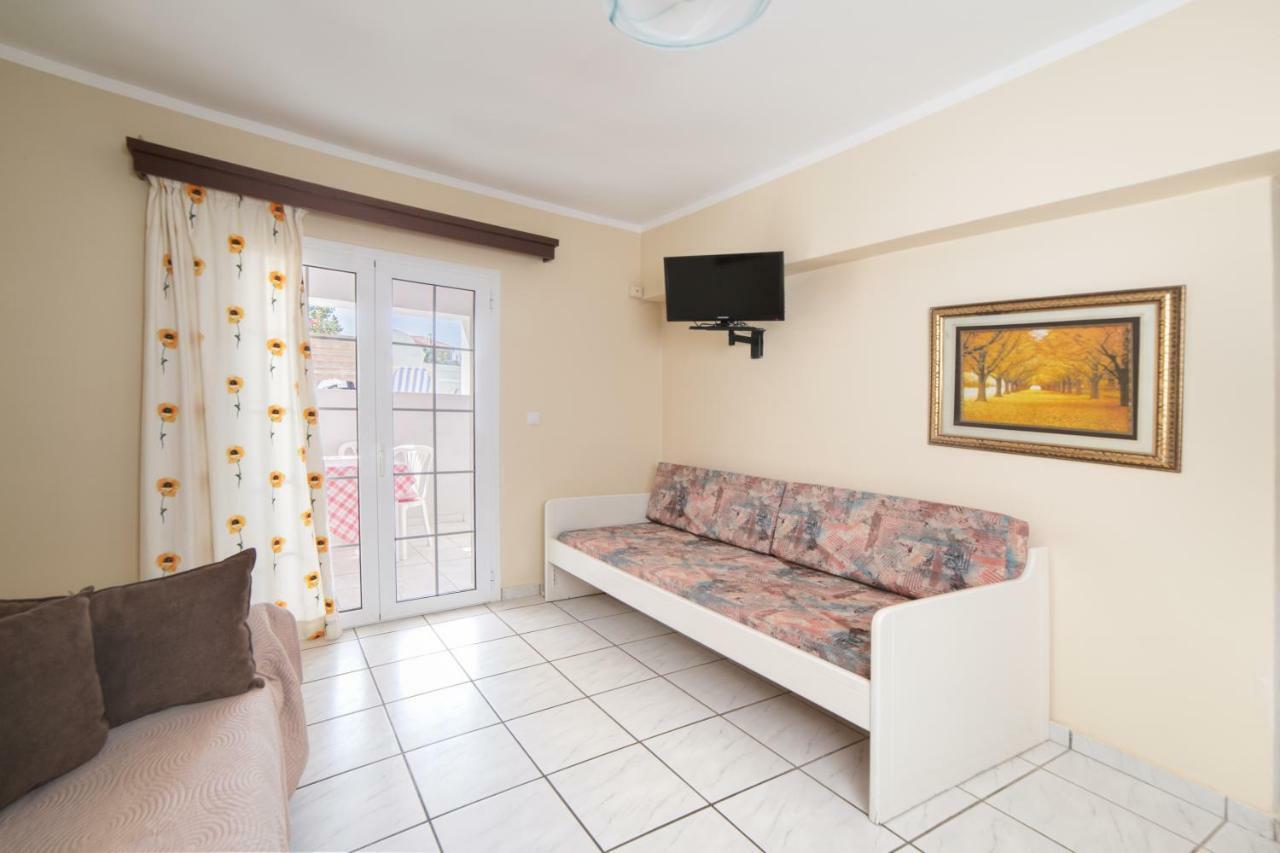 Georgina Inn Laganas Bagian luar foto